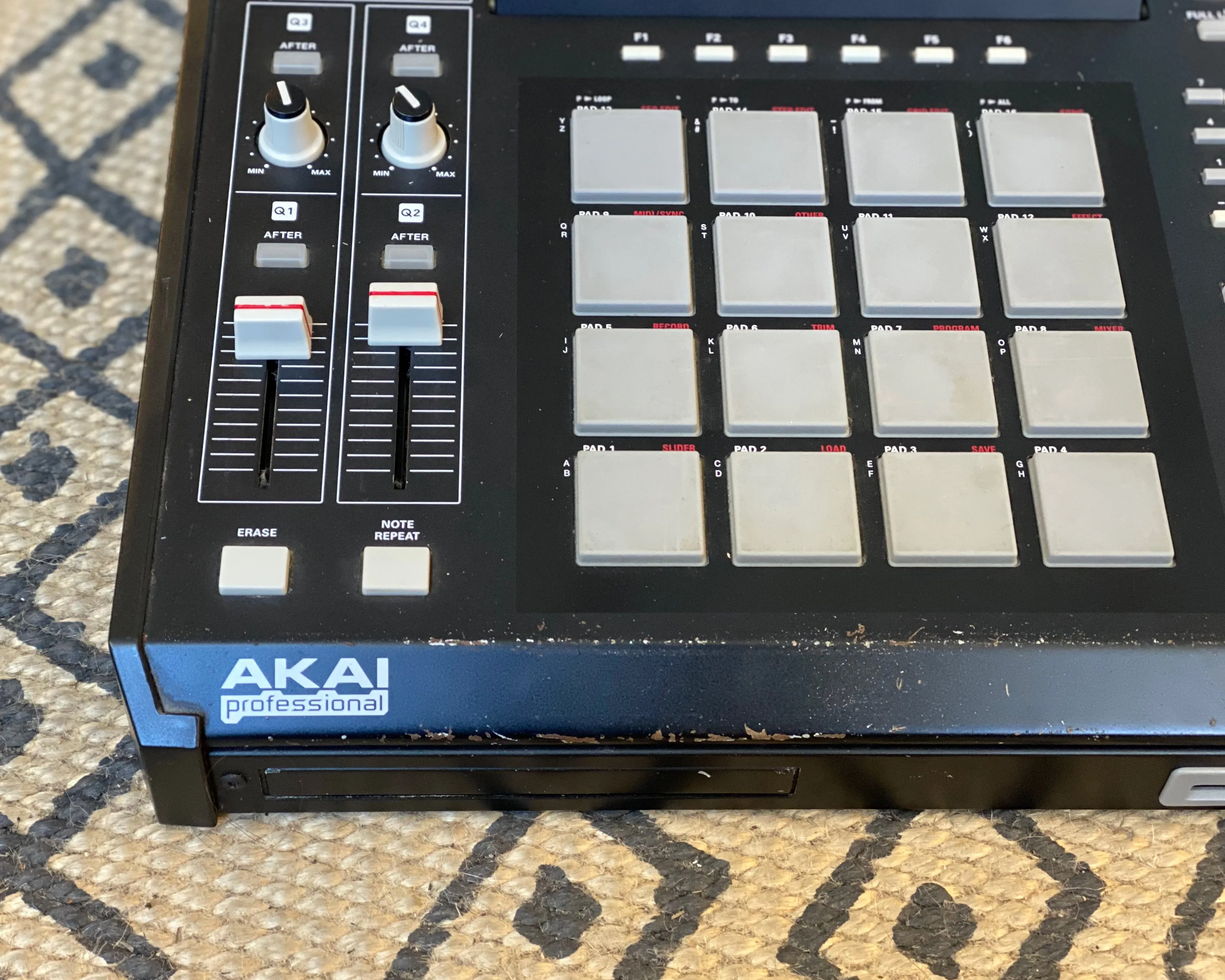 AKAI MPC2500 Music Production Center - Drum Machine Sampler and MIDI Sequencer