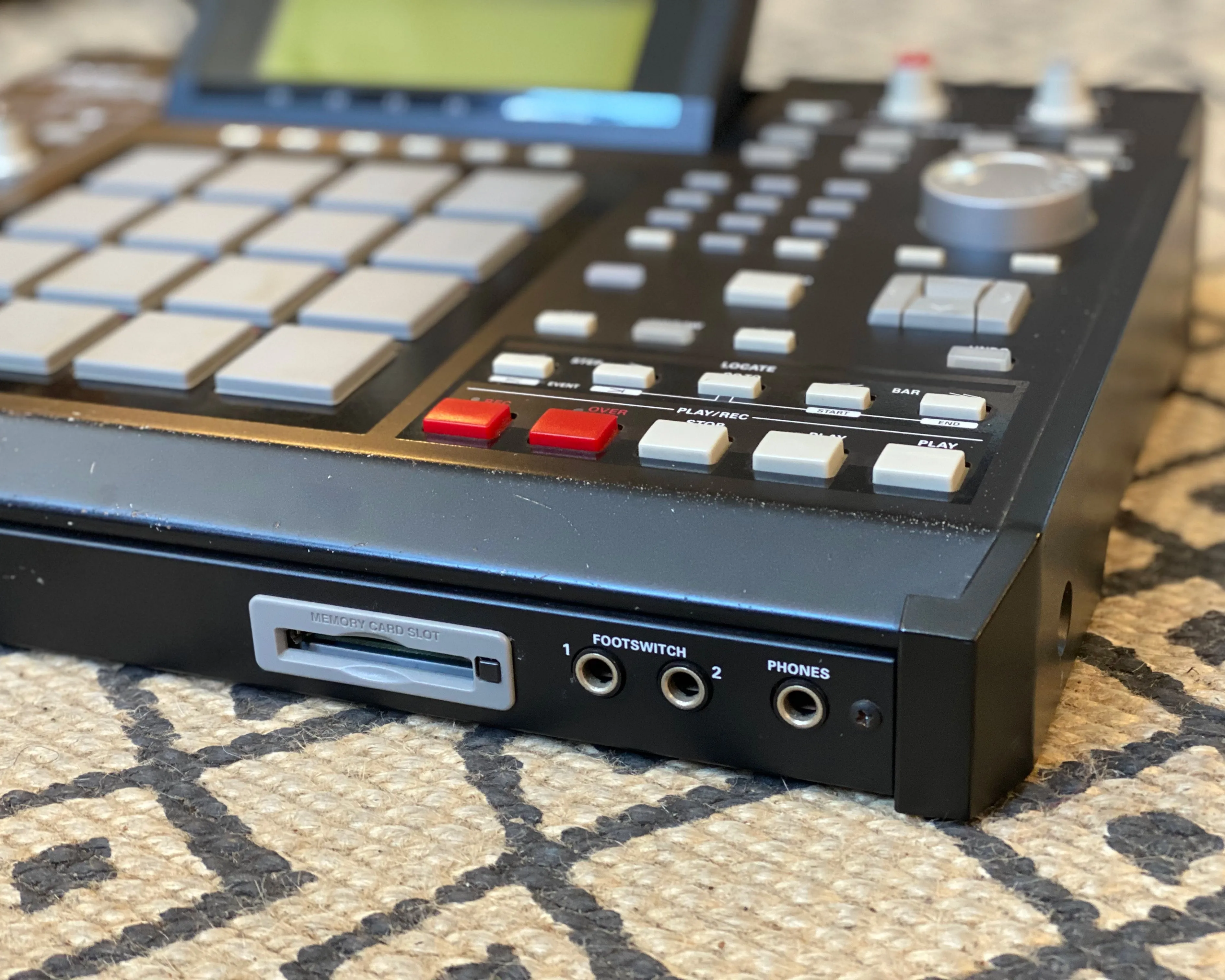 AKAI MPC2500 Music Production Center - Drum Machine Sampler and MIDI Sequencer