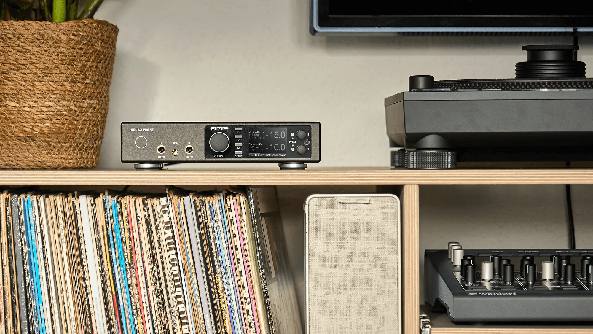 RME ADI-2/4 Pro SE 2-Ch High-End USB Audio Converter & Headphone Amp